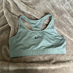 LARGE GREY NIKE SPORTS